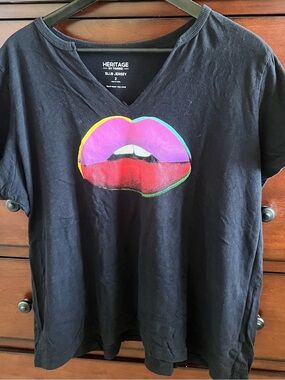 Torrid Black Short Sleeve Tee with Multi-Color Lip Graphic size 2 (18/20)